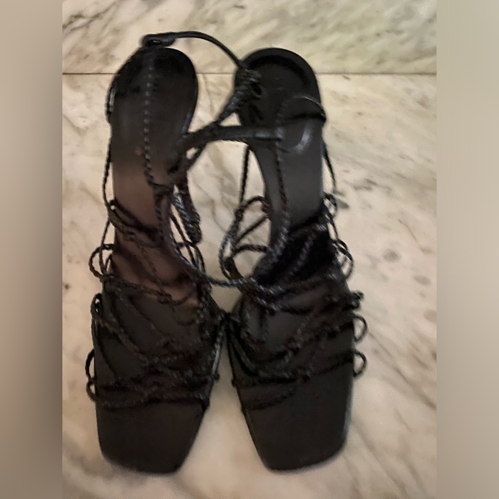 Gucci leather heels with straps in color black. Shoe in excellent condition.
